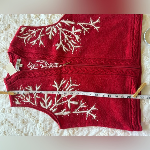 Coldwater Creek NWT Women’s Snowflake Zipper Sweater Vest M Red/White 💯% Wool - Picture 13 of 13